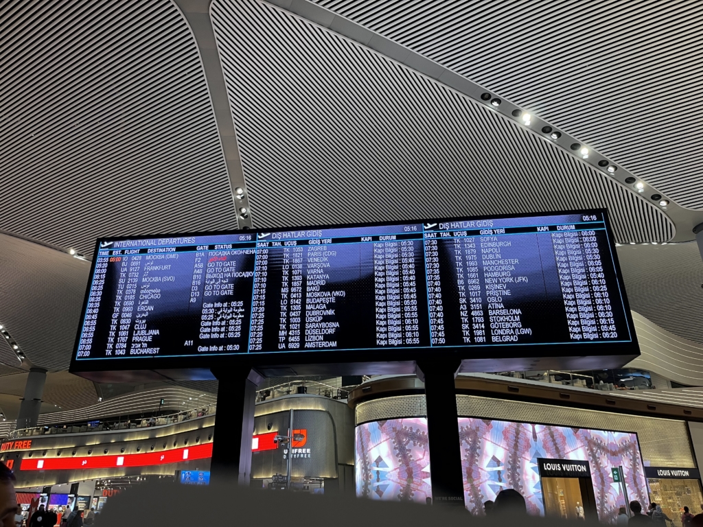 イスタンブール空港での出発時刻表